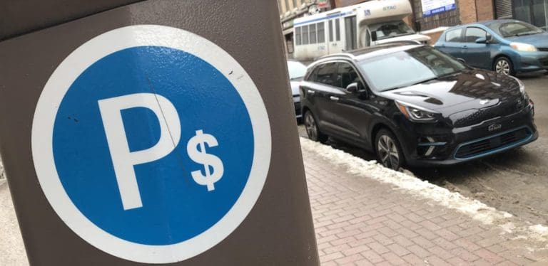 Paid parking everywhere in Montreal, a new report recommends